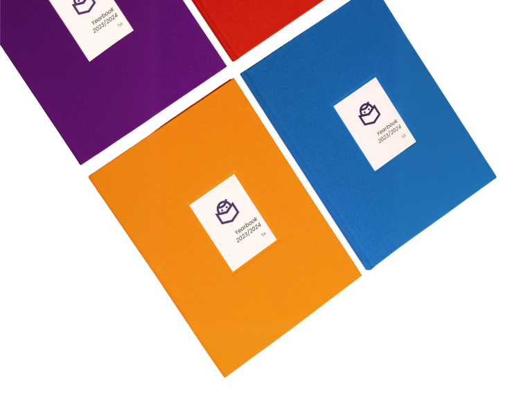 Kolorowe albumy yearbook ułożone pod kątem